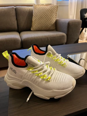 Steve madden - Chunky sneakers - Vita nya Steve madden sneakers. Aldrig använda då storleken var för liten. 