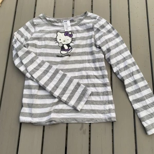 Hello Kitty Pyjamas  - Hello kitty pyjamas 158/164, tröjan passar säkert xs. Inga skador, fint skick