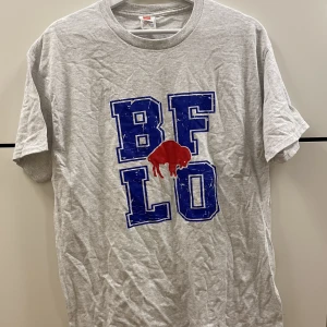 Fin tshirt med tryck - Jättefin grå tshirt med tryck på magen. Jättebra skick, knappt använd. 