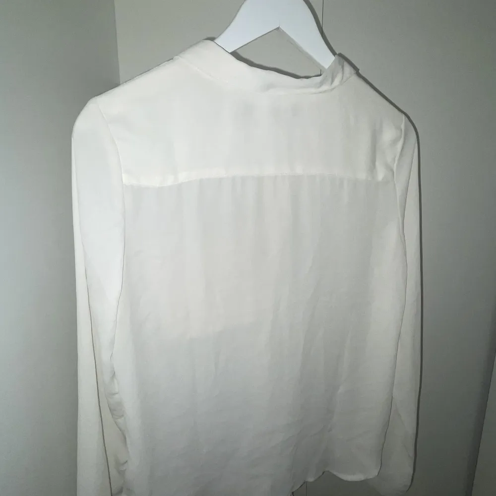 Det här är en vit skjorta i perfekt skick, alla knapparna är kvar, det finns inga hål och även lapparna på insidan är kvar med en reserv knapp, säljer bara det här plagget för att rensa garderoben . Skjortor.