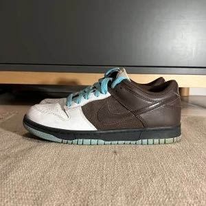 Nike dunk low - Tja! Säljer nu dessa Nike dunks för att de är för små på mig. Skorna är i bra skick. Hoppas du vill köpa!