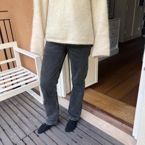 Zara jeans  - Populära midwaist jeans från Zara som inte längre säljs. Midjemått 74 cm⭐️⭐️