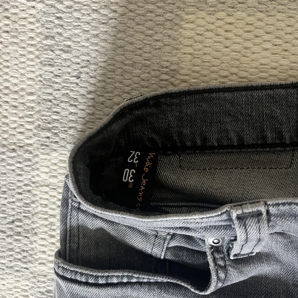 Gråa nudie jeans. Modellen heter Grim Tim och färgen är ”Pale Grey”. . Jeans & Byxor.