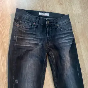 Säljer dessa skitnsygga bootcut jeans med låg midja då de är för små💓de är i storlek 24 och passar dom som är runt 160-165