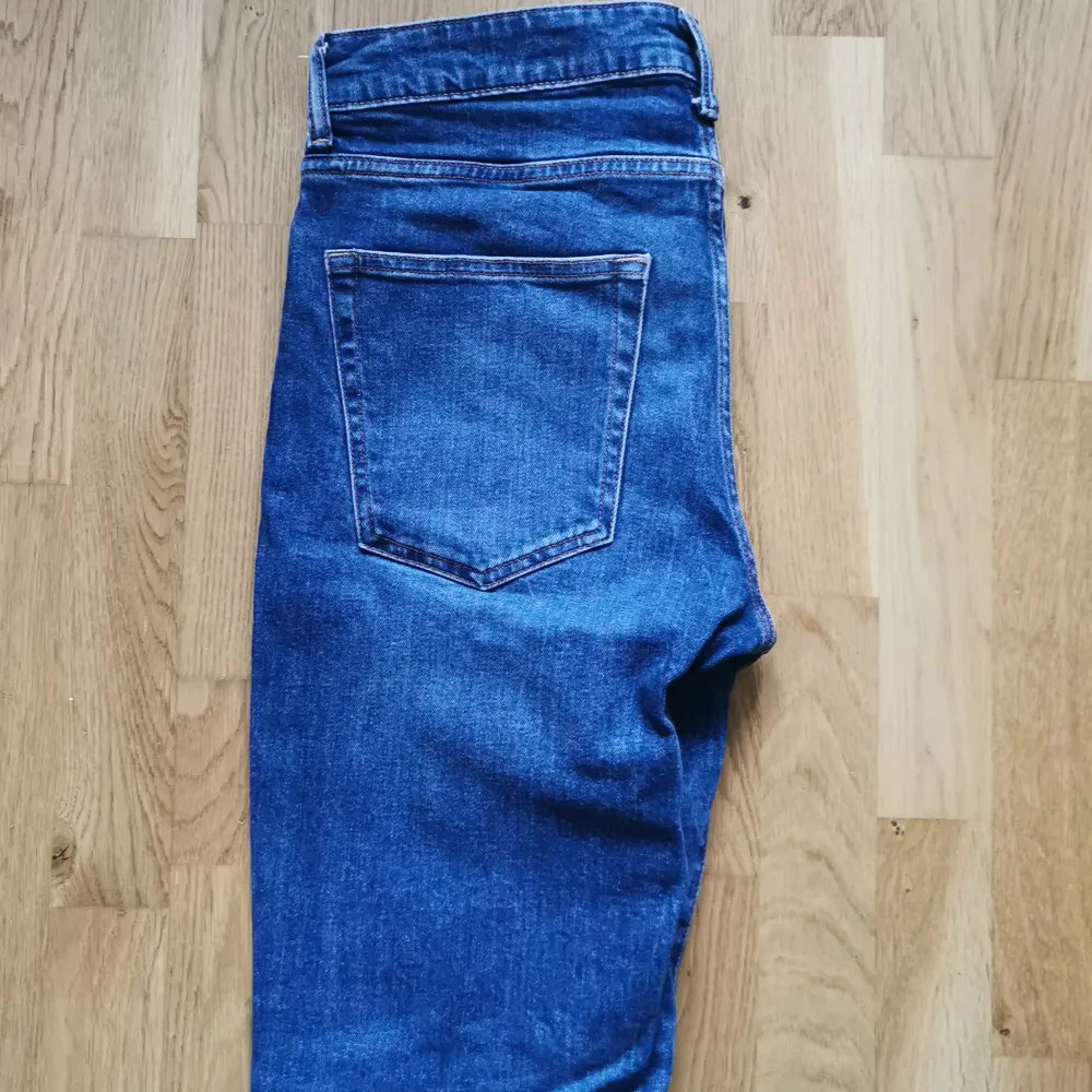 Säljer ett par jeans för herr från hm. Jeansen är regular fit i storlek 29/32. De är i gott skick. . Jeans & Byxor.