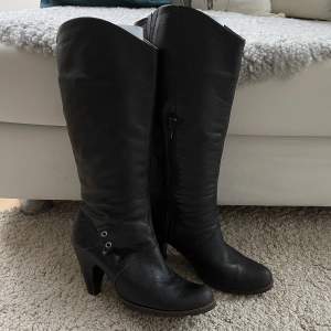 Svarta, snygga boots med ungefär 8cm klack.