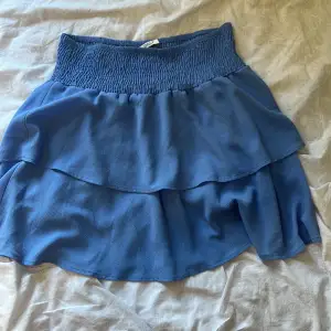 Jättefin kjol med volanger från Only. Använt ca 3 gånger.