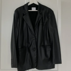 Skinnkavaj - Den PERFEKTA svarta kavajen!! Den är i läderimitation ⭐️Säljer pågrund av att jag har för många kavajer! Den är oversized i storleken🖤