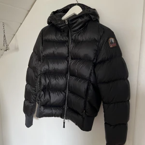 Parajumpers jacka - Säljer min Parajumpers vinterjacka. Den har inga tecken på användning och är i nyskick. Har ej kvittot kvar men QR koden verifierar att den är äkta. Storlek S och är sann till storleken. Nypris: 4999. Unisex🌸