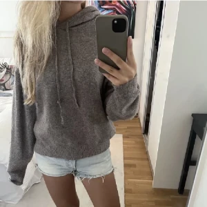 Stickad hoodie - En jättefin stickad hoodie från Lindex, säljer då den inte kommer till användning❤️❤️
