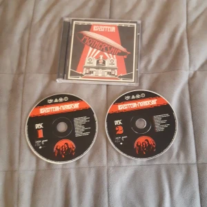 Led-Zeppelin Mothership 2cd - Säljer för att den inte kommer till användning. Includerar 2 cd skivor(2 har lite repor men 1 är i bra skick, lite fingeravtryck), en liten bok om bandet som är framsidan. Små repor på fodralet. Köpt på en second hand. Kontakta mig vid frågor❤