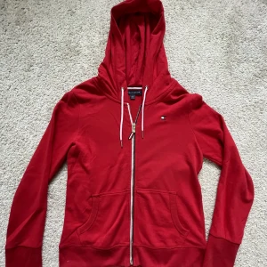Tommy Hilfiger hoodie  - Tommy Hilfiger hoodie i storlek XS, men passar även S. Nyskick, aldrig använd. Med fina detaljer i blått, vitt och guld vid dragkedjan. Perfekt present. ❤️