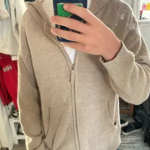 Säljer den hoodie i cashmere för 1900 och i nypris så är den 4000 från Gobi cashmere, riktigt skön och snygg passar både tjej och kille