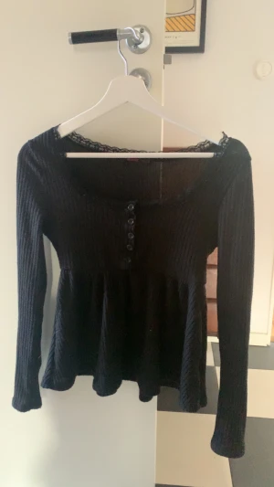 Svart topp - Svart långärmad topp endast använd en gång! I stretchiga material och med spets runt urigningen 