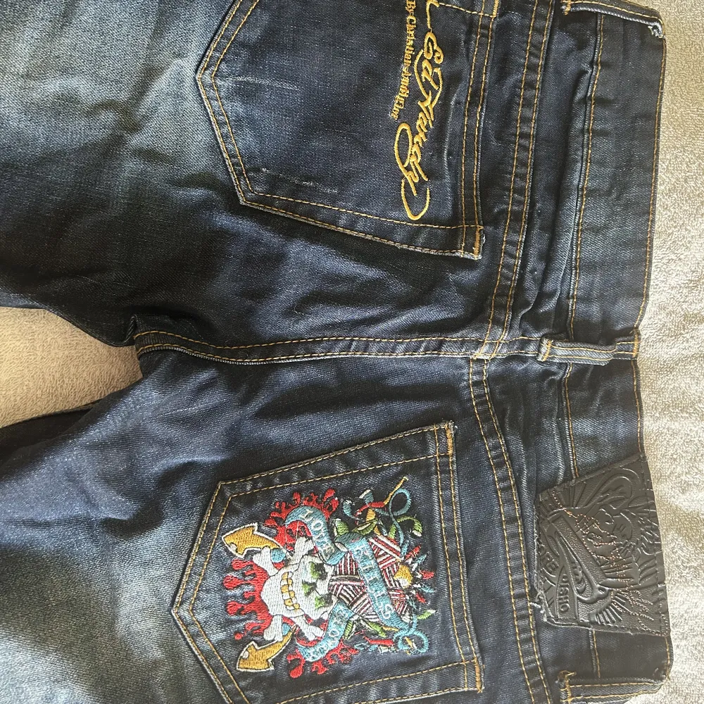 Skinny Ed Hardy jeans i bra skick. Tryck på baksidan. Storlek 28. Passar Xs/S. . Jeans & Byxor.