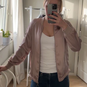 Bomberjacka  - Fin bomberjacka från H&M i bra skick🩷 Storlek 32 men skulle säga att den sitter något oversized🥰Jackan är ofodrad🫶