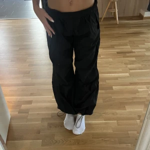 Bershka parachute  - Parachute-byxor från Bershka. Klippt av lapparna i linningen så man kan vika ner midjan. Storlek S men ställbara.