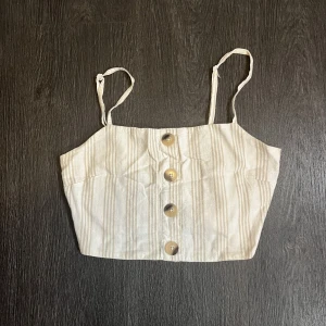 topp🤍 - en gullig randig topp med knappar framtill!