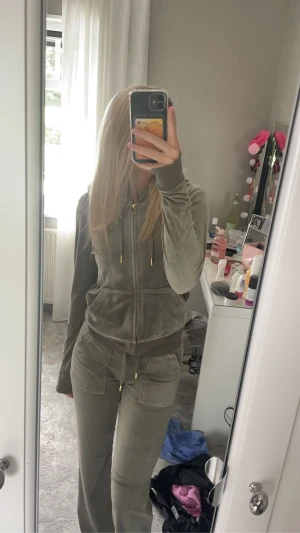 Juicy sett, intresse koll! - Jag har ett juicy sett i grönt med guld ditaljer, fick hem det för några månadersen och knappt använt då jag inte känner mig bekväm i färgen! Nypris 2500.  En guldknapp på ens bakfickan har lossnat därför sänkt pris!