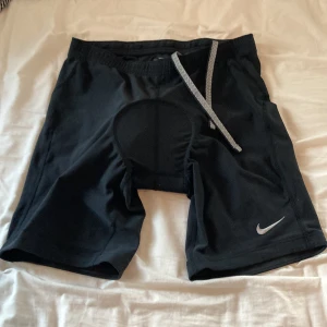 Cykelbyxor från Nike! - Fina cykelbyxor från Nike! Storlek l, passar nog m!