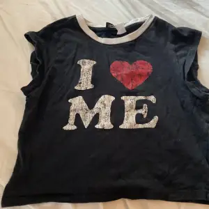 Baby tee med motivet i ❤️ me. Den är från divided och jättefin! Passar xs/xxs