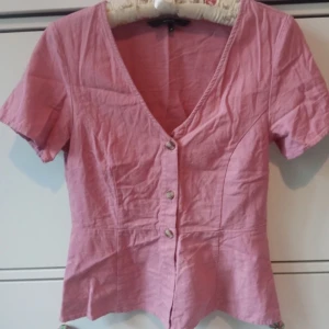 Så söt blus - Världens sötaste blus ifrån vero Moda St s. Säljer då den tyvärr inte passar mig😩. Så himla söt till tex en jeansjacka