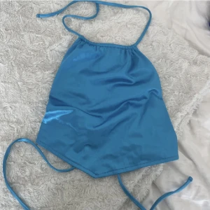 blå festtopp - Superfin blå festtopp i satin från bershka i storlek s, passar även xs