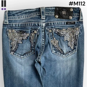 M112 lågmidjade bootcut missme jeans  - MissMe jeans i model Boot 💜 Tag 26W 💜Midja (rakt över) 35cm 💜 Innerben 71cm 💜 Ytterben 94cm 💜 Benöppning 20cm 💜 saknar en plupp, uppsydda 💜Våra mått blir W=27, L=27 💜 Men jämför alltid måtten💜M112