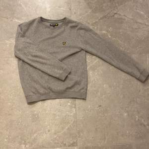 En lyle and scott sweatshirt men bra skick! 300 nypris.