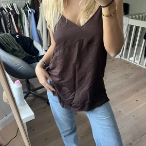 Topp - Längre topp från zara, helt oanvänd med lappen på! Storlek M men sitter bra på mig mef S❤️