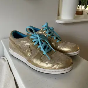 Säljer dessa guld Nike skor i storlek 41,5 men passar mig som brukar ha 39. Vet tyvärr inte om de är äkta eller ej? Hör av dig vid frågor⭐️🤍