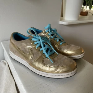 Nike skor - Säljer dessa guld Nike skor i storlek 41,5 men passar mig som brukar ha 39. Vet tyvärr inte om de är äkta eller ej? Hör av dig vid frågor⭐️🤍