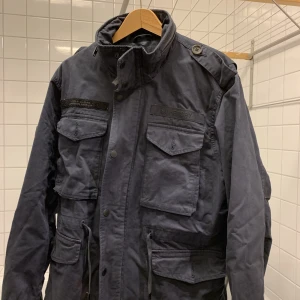 Superdry field jacket - Säljer nu min superdry jacka i storlek L. Jackan är använd cirka 5 gånger. Perfekt till hösten/vintern. Nypris cirka 1300