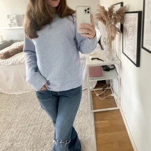Blå stickad tröja  - Färgen är verkligen så fin😇 jätte bra skick! 10/10