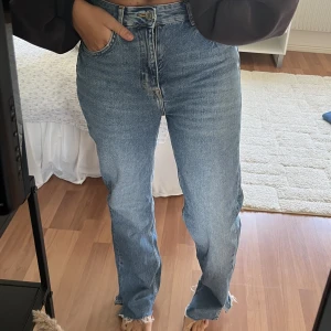 Jeans från pull&bear  - Superfina jeans från pull&bear i en rak skön modell, med en fin slits längst nere så byxorna faller fint över skor! 🙏🏼 näst intill oanvända 