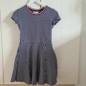 Tommy Hilfiger klänning - Söt klänning i mycket fint skick.