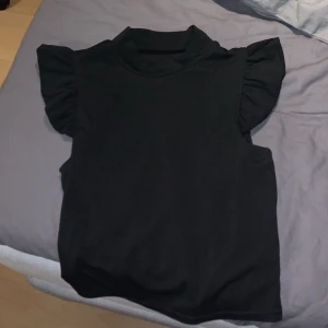Topp  - Säljer min fina volang topp som är i dunder skick, använd max 2 ggr 💕