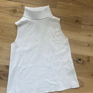 Halternecktopp - Säljer denna superfina toppen från zara.⭐️💕🫶🏻Nästan aldrig använd. I nyskick👌🏼