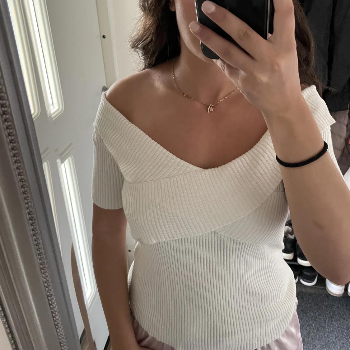 Stickad off-shoulder topp