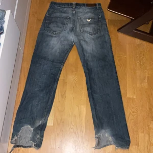 Armani jeans  - Ett bar jätte snygga jeans från märket armani. Är ganska slitna därbakom men ser endå bra.skriv om ni har ngn fråga💕💕
