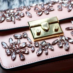 Axelremsväska  - Ljusrosa Axelremsväska med strass detaljer. Från Topshop