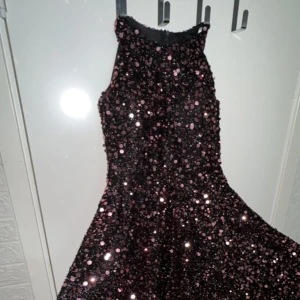Festklänning  - En väldigt fint klänning som endast använd en gång.  Gratis levernas inom Göteborg  Prist går att diskuteras 