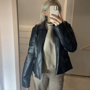 Vintage skinnjacka - Supersnygg vintage skinnjacka i storlek L. Jag är vanligtvis en S och denna sitter superfint som en oversized jacka. 