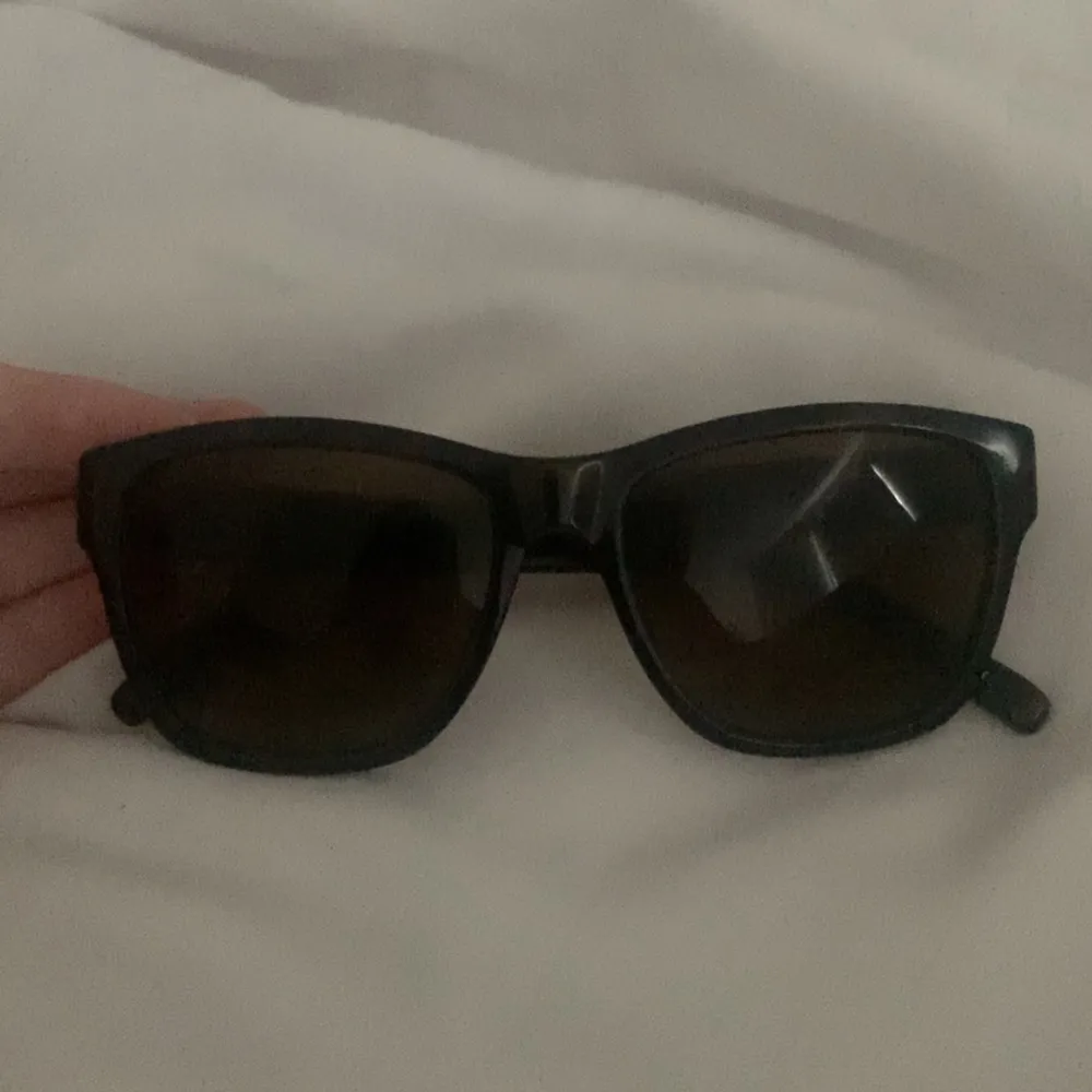 Supersnygga solglasögon från Karl Lagerfeld, använd någon enstaka gång men i superfint skick! Färgen är väldigt mörkbrun men ser svart ut i de flesta ljus. Skulle påstå att modellen är unisex och funkar för alla! Pris går att diskuteras vid snabb affär!!!. Muu.