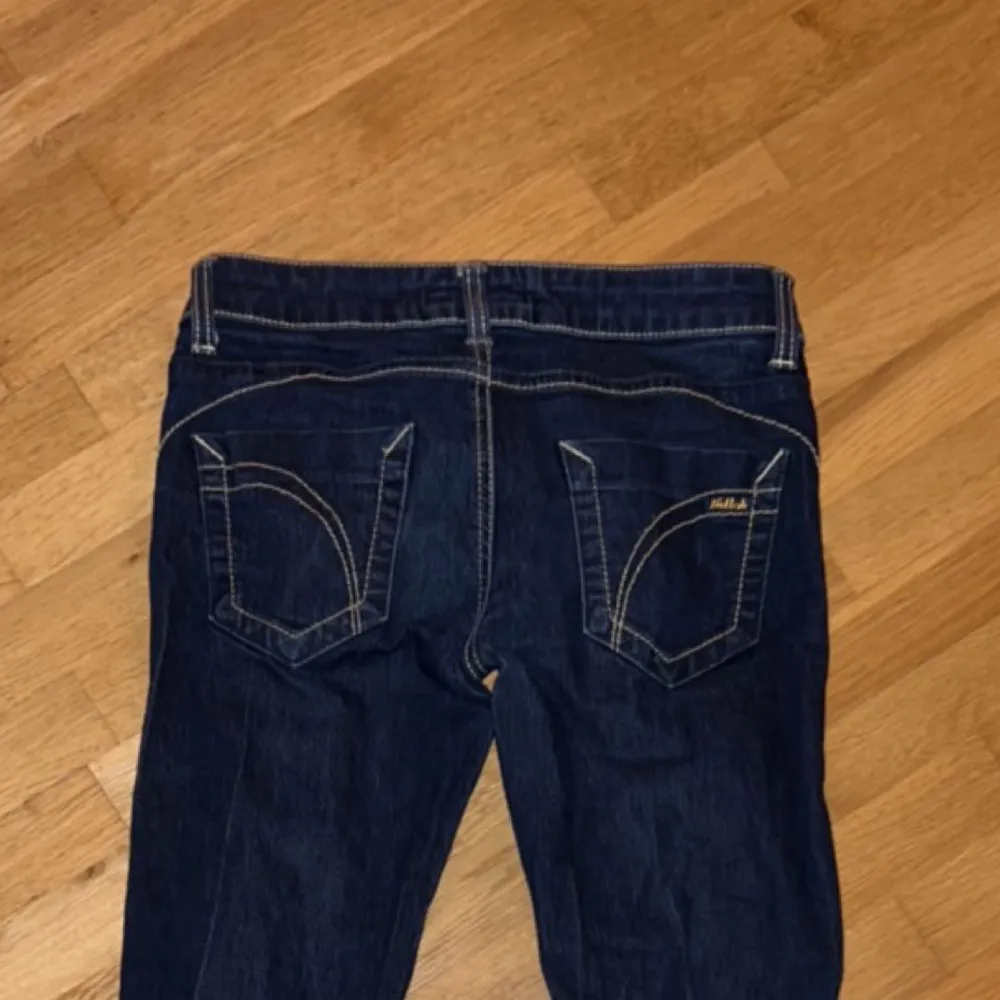 Mörkblå lågmidjade jeans. Köpte från sellpy men säljer därför jag inte får någon användning för dom. Passar dock bra i längden för mig som är runt 165. Inte använda. . Jeans & Byxor.