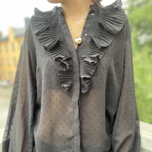 Blus med volanger - Säljer jättefin blus, använd fåtal ggr.😍❤️