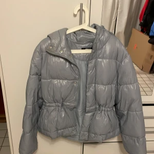 Ljusblå jacka  - Älskar men använder ej 