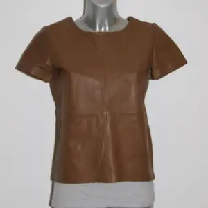 Så Nice brun/beige Maje t-shirt i läder! Köpte på sellpy för 1000 och säljer för 800💘 Oanvänd av mig och i jätte bra skick 