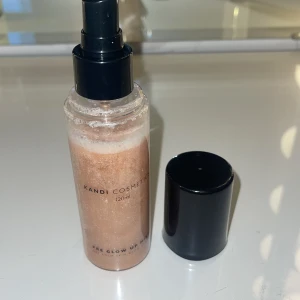 Bodyspray - En bodypray med glow i, ungefär 80% produkt kvar. 