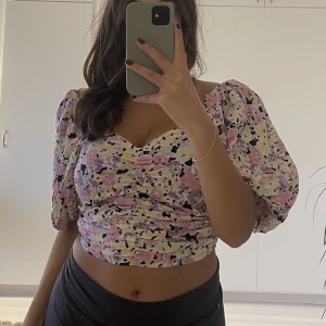 Blommig topp - Blommig topp från Gina Tricot med puffärmar. Rynkad framtill vilket ger dig en fin form. Super söt och fin helt oanvänd 🤍✨storlek 36! 